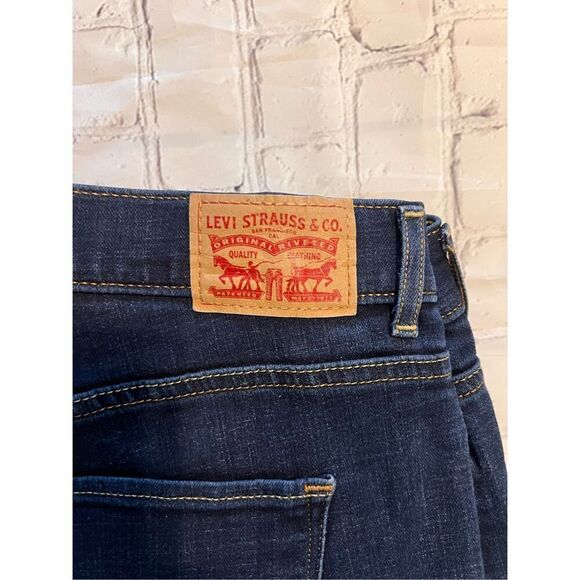 Levi's Women's Size 10 Classic Bootcut Jeans Dark Wash Denim Western Trendy - Picture 2 of 12